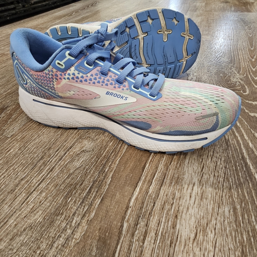 Brooks Tennis Shoes - Picture 5 of 6